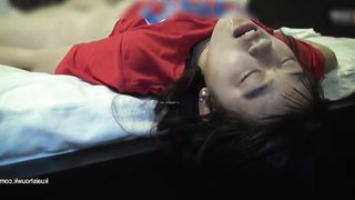 【69堂免费视频】血染的床单！迷奸红衣少女，居然是大姨妈来了