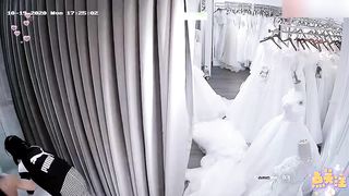 【69堂免费视频】婚纱店偷拍新娘伴娘试婚纱露出可爱奶子