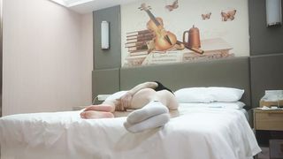 【69堂免费视频】170cm顶级外围女神，美腿长裙坐在身上揉胸，交叉姿势爆插小穴