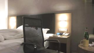 【69堂免费视频】PUA高中学妹，玩游戏灌醉就，扒衣强上