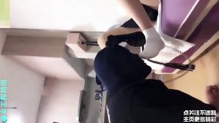 【69堂免费视频】【女王调教】JK美女和男友一起调教狗奴，各种虐待