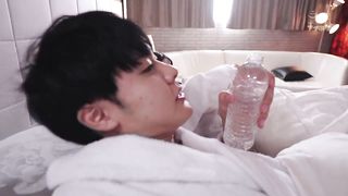 【69堂免费视频】他们是朋友，但在一次酒会后，他们错过了末班车，最终在酒店的合租房间里过夜，最终他们发生了关系。 。 。