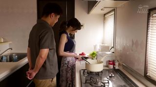 【69堂免费视频】当被问到时，她浑身湿透……大胸妻子与年轻男人进行不忠内射的日子