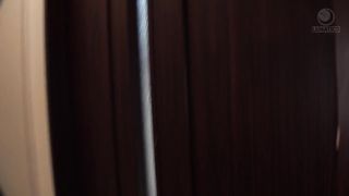 【69堂免费视频】我儿时好友的超级肌肉教练无法抗拒他身体的肌肉美，当我勃起时，他向我展示他的丁字裤大屁股，给我打手枪和口交