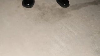 【69堂免费视频】两个骚女深夜驾车户外！没穿内裤塞着跳蛋！蹲着野外尿尿，深喉插嘴吐了，翘起屁股摸穴后入