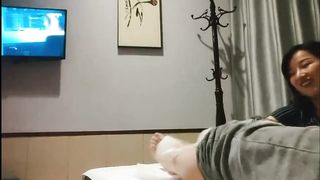 【69堂免费视频】【勾搭良家技师】足疗会所极品人妻技术妩媚诱人，砸重金买钟回宾馆内射两次，极度满足