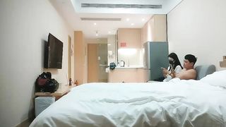 【69堂免费视频】千人斩林总寻花笑起来甜美外围妹，脱光光口交舔屌近距离拍摄，张开双腿猛操侧入抽插，还没搞完被妹子催烦了