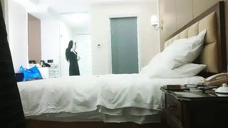 【69堂免费视频】同时来两外围妹留下一个，黑裙大长腿穿上开档丝袜，润滑油揉搓逼，双腿肩上扛强奸式猛操