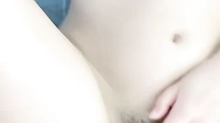 表情很享受，自摸揉搓小穴