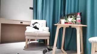 【69堂免费视频】高清拍摄长裙萌妹，撩起裙子摸逼给观众看，镜头前深喉操的水声哗哗