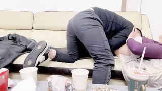 【69堂免费视频】【对白精彩】少妇出轨，沙发上被强制脱光狂插