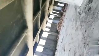 【69堂免费视频】【户外野战】烂尾楼的尖叫声，熟女司机跟小伙激情户外野战