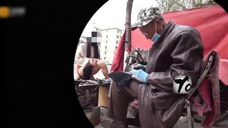 【69堂免费视频】【极限勾引】小姐姐闹市街区修鞋，唠嗑露出鲍鱼勾引修鞋大爷