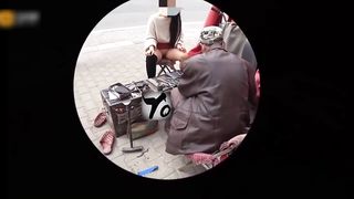 【69堂免费视频】【极限勾引】小姐姐闹市街区修鞋，唠嗑露出鲍鱼勾引修鞋大爷
