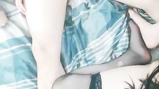 【69堂免费视频】几个风骚小妹一起伺候小哥哥，性感娇嫩的小身体下