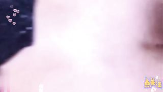 【69堂免费视频】巨乳妈妈勾引儿子，边被儿子操边和孩子二婶打电话聊天，方言对白超级真实