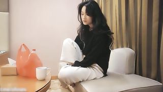 【69堂免费视频】气质甜美外围小少妇，手伸进内裤揉搓肥穴