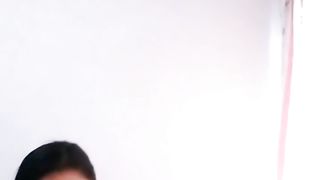 【69堂免费视频】父女乱伦事件。刚成年女儿放假回家为多要点生活费挑脱衣舞，被亲爹爆操内射