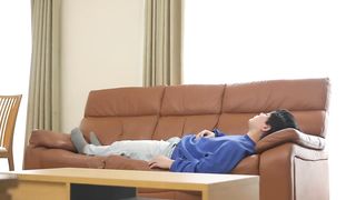 【69堂免费视频】我的姐姐是一名细菌恐惧症患者，她问我：“你能让我和你一起练习接吻吗？”在我们结婚前的一个星期里，我们一直接吻，直到关系破裂