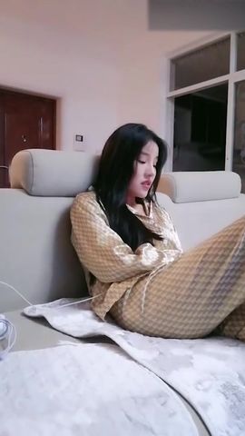 【69堂免费视频】离异巨乳少妇在闺蜜面前和炮友做爱直播，这么漂亮找个有钱老头多好