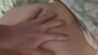 【69堂免费视频】趁表姐睡觉偷袭，内射太爽了