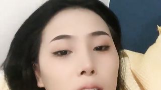 【69堂免费视频】抓屌吸吮舔蛋，主动骑乘位套弄，张开双腿猛操射肚子上