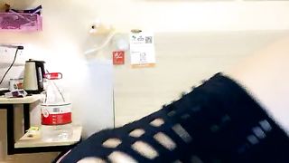 【69堂免费视频】蜜桃臀腰细胸大新人妹子情侣居家啪啪，性感镂空开档黑丝