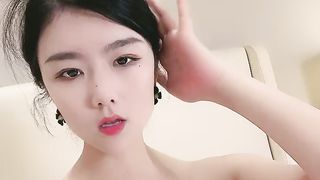 【69堂免费视频】黑白丝袜足交，翘起屁股猛扣穴