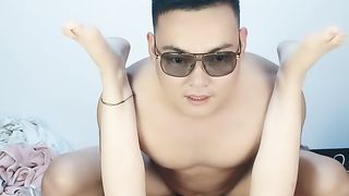 【69堂免费视频】 异域风情跪着深喉口交 ，开档黑丝骑乘抽插 ，美女被轮换着操