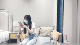 【69堂免费视频】凌晨两点场 18岁外围 学生妹兼职 防疫意识真是强 做爱时候戴口罩 极品少女胴体诱人