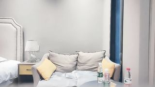 【69堂免费视频】凌晨两点场 18岁外围 学生妹兼职 防疫意识真是强 做爱时候戴口罩 极品少女胴体诱人