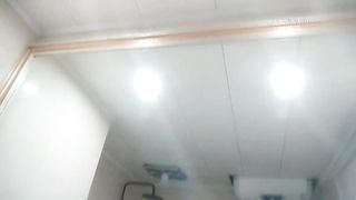 【69堂免费视频】喜欢玩游戏嫩妹纸，埋头舔逼拿出振动棒抽插，玩爽了再开操，扛起双腿大力抽插猛操