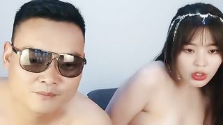 【69堂免费视频】皮肤白皙身材苗条性感妹子牛仔裤性感翘臀