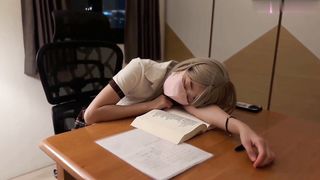 【69堂免费视频】既然妳要把身体交给男同学，不如就先交给我吧!