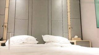 【69堂免费视频】沙发上调情极品美女私处湿滑后去床上激情后入