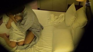 【69堂免费视频】然后脱下裤子，吸吮他的大阴茎