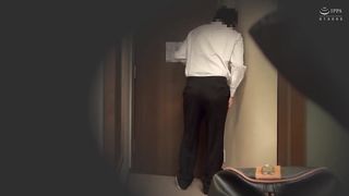 【69堂免费视频】然后脱下裤子，吸吮他的大阴茎