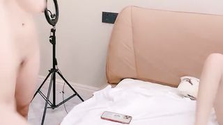 【69堂免费视频】三个小嫩妞一起诱惑狼友大秀直播，全程露脸吃奶玩逼道具抽插，浪叫呻吟不止，69玩弄还舔菊花，精彩刺激不断