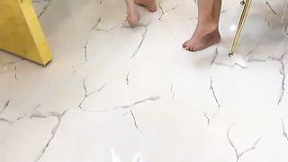 【69堂免费视频】无毛小穴骑乘位，屌太大慢慢没入