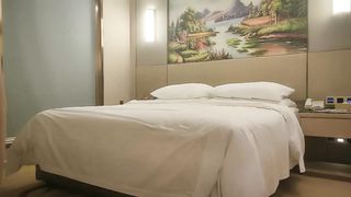 【69堂免费视频】极品空姐，黑丝大长腿，天使脸庞魔鬼身材，肤白貌美一对粉乳，注定一场难忘的交合 (1)