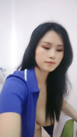 【69堂免费视频】爆乳极品骚御姐！浴室洗澡搓奶！炮友迫不及待想干，埋头吸吮吃屌，跪在椅子后入，好大插的好爽