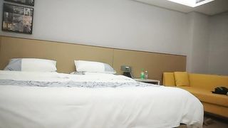 【69堂免费视频】齐逼牛仔短裤黑丝骚女，舔屌足交一脸享受，脱下黑丝掰穴扣弄，操到高潮出水又干了好厉害