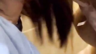 【69堂免费视频】反差小姨妈_这么急吗？公共卫生间直接开搞，清纯颜值反差表情看着也太爽了