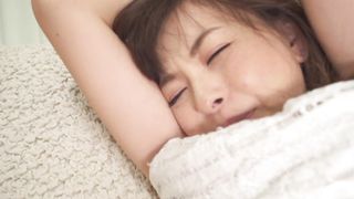 【69堂免费视频】她的内裤上就会出现一大块污渍，当我用手指搅动她的阴部时