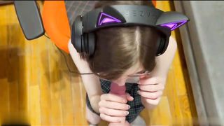 【69堂免费视频】眼镜毛妹小女友第一视角吃大屌，跪在椅子上翘起求操