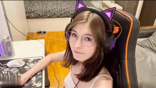 【69堂免费视频】眼镜毛妹小女友第一视角吃大屌，跪在椅子上翘起求操