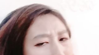 【69堂免费视频】良家骚人妻跟大哥在家激情展示，全程露脸撸起大鸡巴口交，让大哥无套各种爆草抽插，全射嘴里面，69舔逼好骚