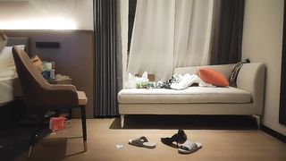 【69堂免费视频】风骚轻熟女 迫不及待揉捏小哥JB  喜笑颜开掰开双腿 高跟鞋开档裤 扶沙发后入猛操