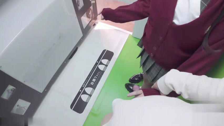 【69堂免费视频】我穿着校服打球时弄得一团糟