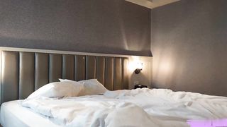 【69堂免费视频】小哥酒店约炮甜美的高中嫩妹没想到是个石女怎么干都不出水最后只好让她打出来